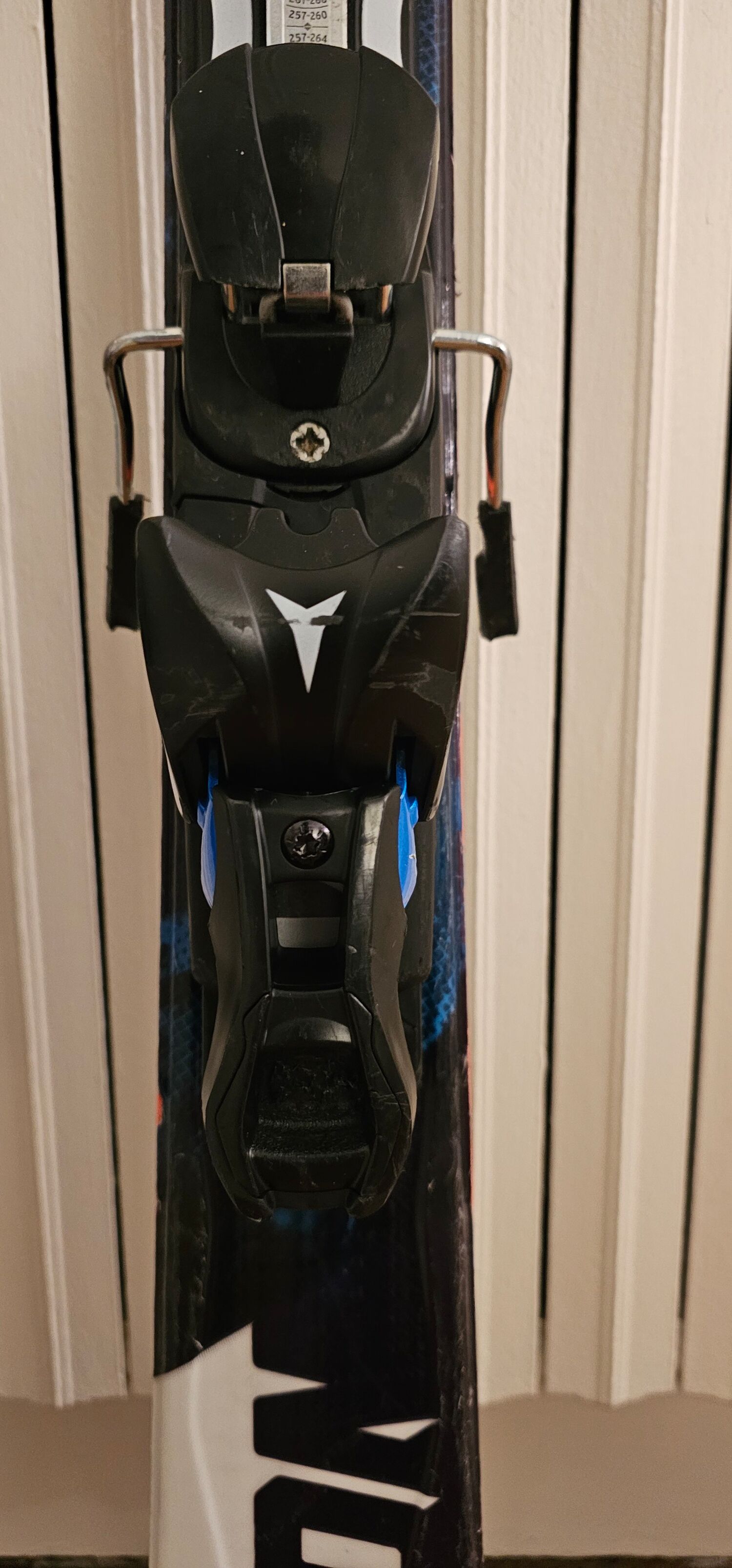 Adult Skis almost new for sale with adults brackets included 375 Paris 8 (75)