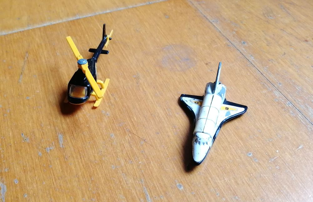 Lot de 2 a�ronefs CORGI : H�licopt�re et navette spatiale 8 Argenteuil (95)