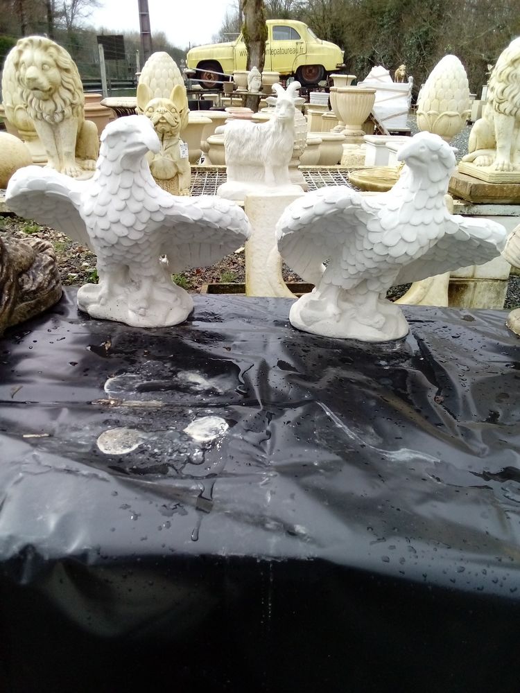 Aigle en pierre 77 Ch�teau-l'�v�que (24)