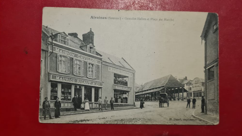 cpa du 80 - AIRAINES    Grandes Halles et Place du March� ( 10 Lucheux (80)