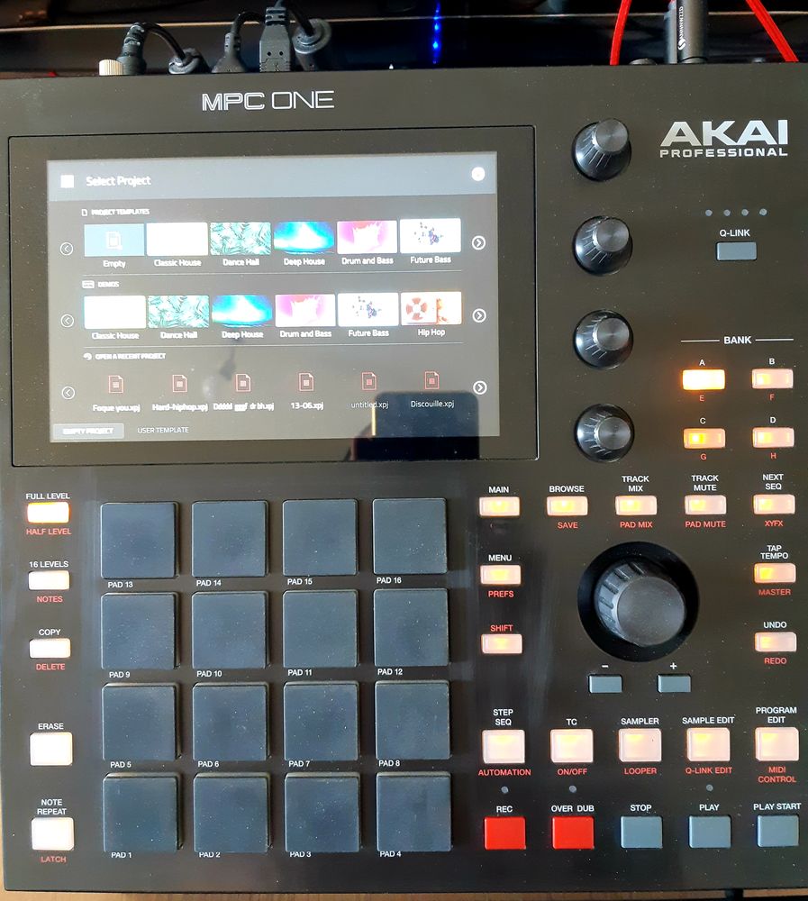 Akai mpc one + 16 expansions + batterie externe + carte sd  0 Cluses (74)