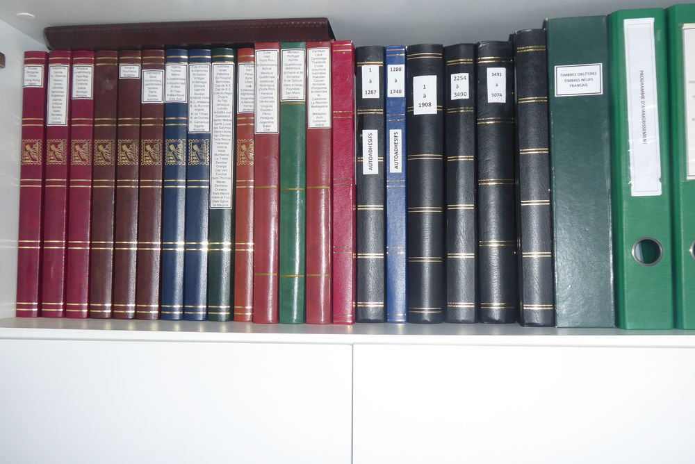 Albums de timbres neufs et oblit�r�s 1500 Fr�jus (83)