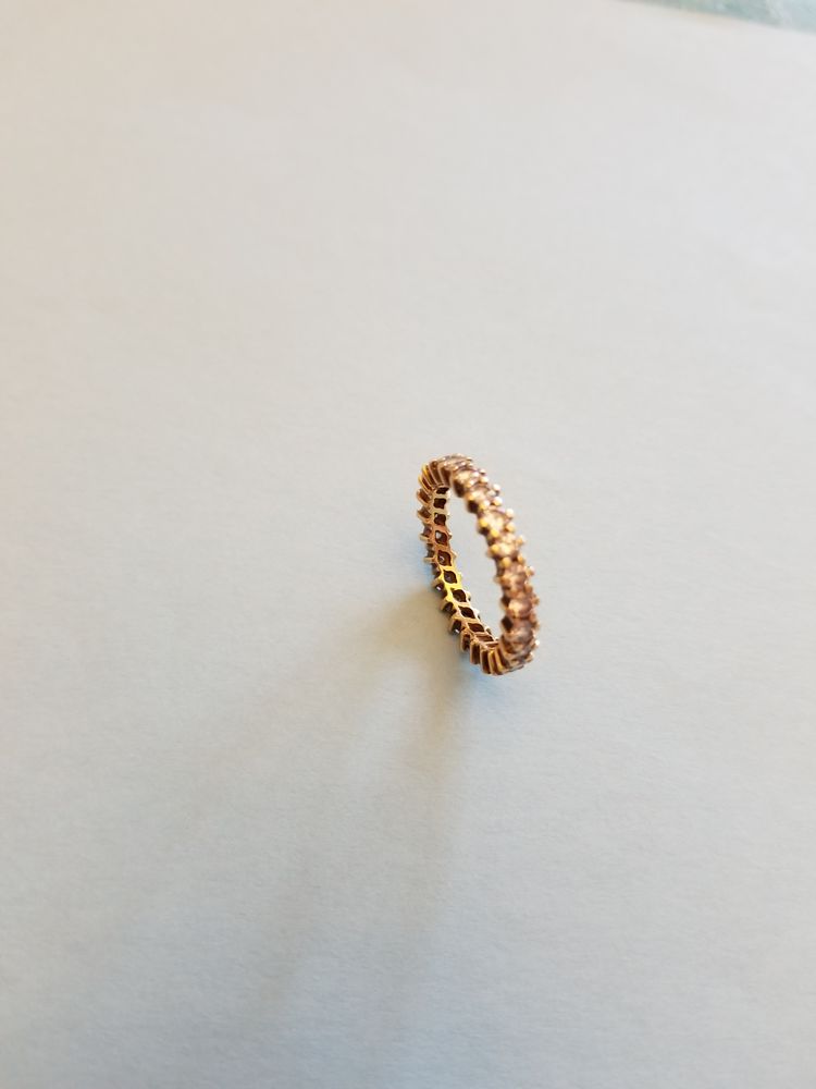 Alliance or jaune 18 carats et 24 diamants 
Taille 54 56 . 1000 Vitry-sur-Seine (94)