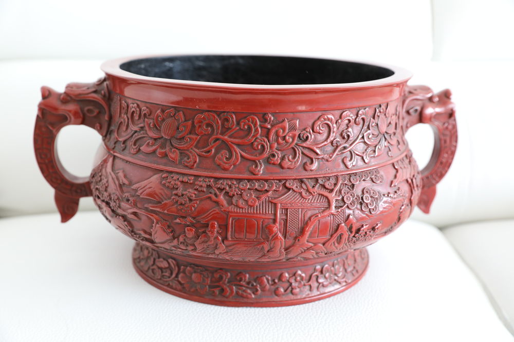 AMPHORE  CHINOIS  LAQUE ROUGE AVEC  2 ANCES DRAGONS 2500 Saint-�tienne (42)