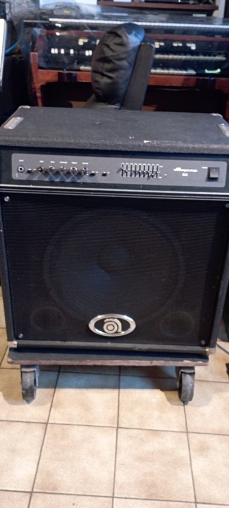 Ampli pour guitare basse  marque AMPEG B2 180 Ma�l-Pestivien (22)
