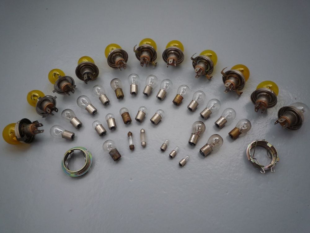 Lot de 37 ampoules 12 V pour v�hicules anciens 30 Paris 13 (75)