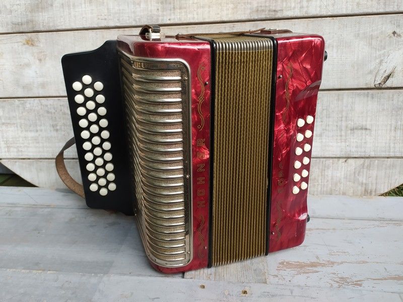 Ancien Accord�on Hohner Corona III 1200 Loches (37)