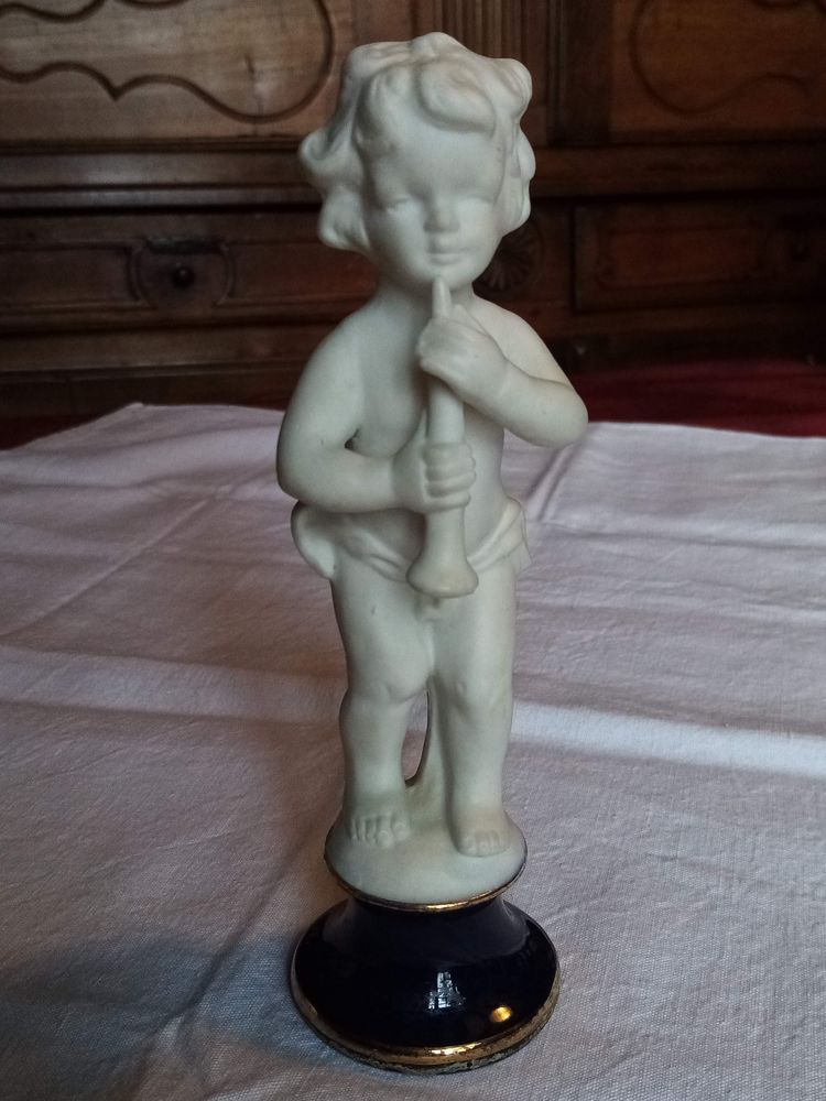 Ancien angelot ''joueur de fl�te'' en biscuit sur socle n�5 20 Avermes (03)