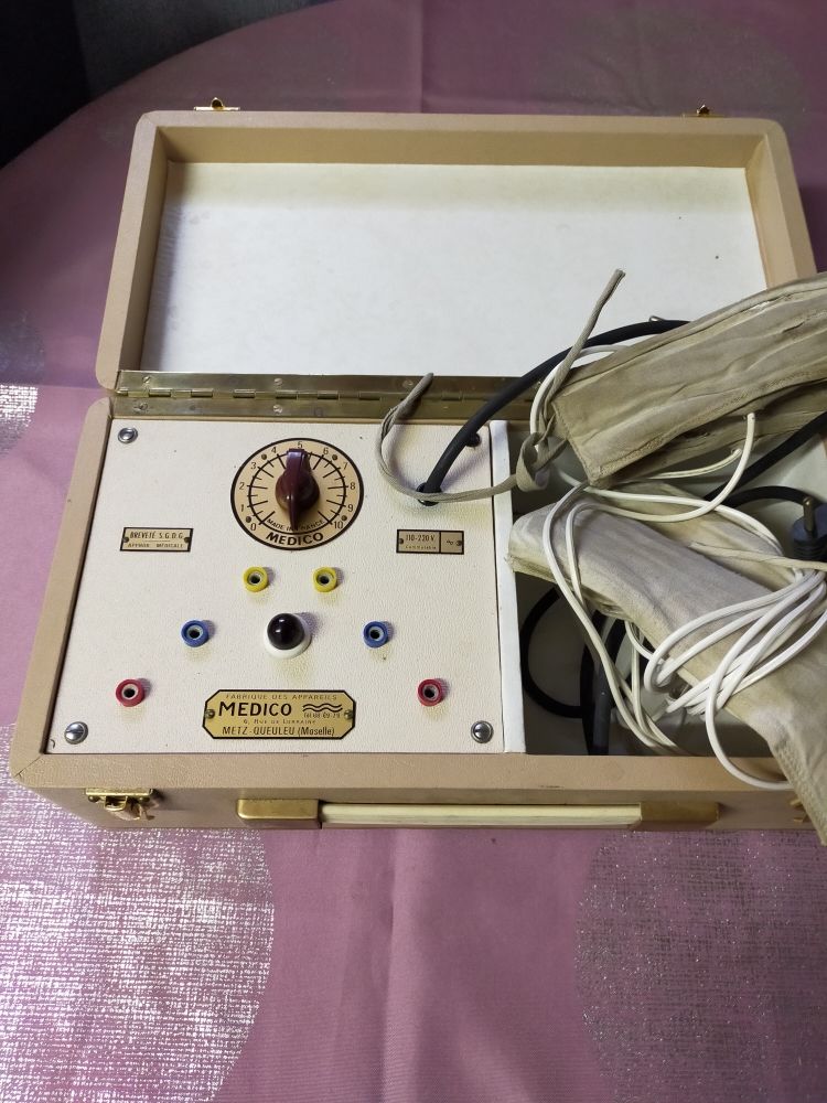 Ancien appareil d'�lectroth�rapie. 55 Bollwiller (68)