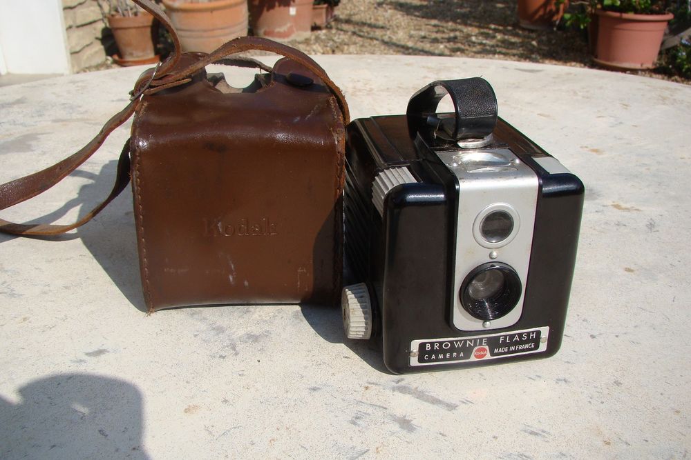 Ancien appareil photo Brownie flash KODAK - ann�es 1950  40 Gargenville (78)
