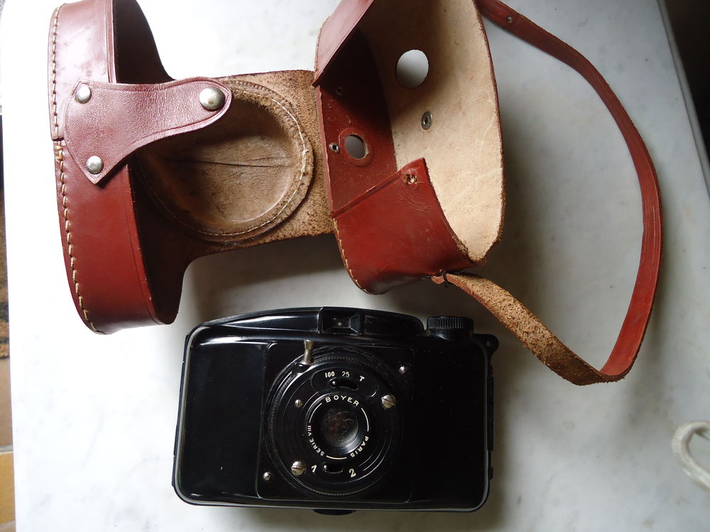 Ancien appareil photo en m�lamine Photax !
50 Belgique