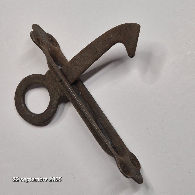 Ancien arr�t ou accroche volets anciens,  mais solide, avec 6 Saumur (49)