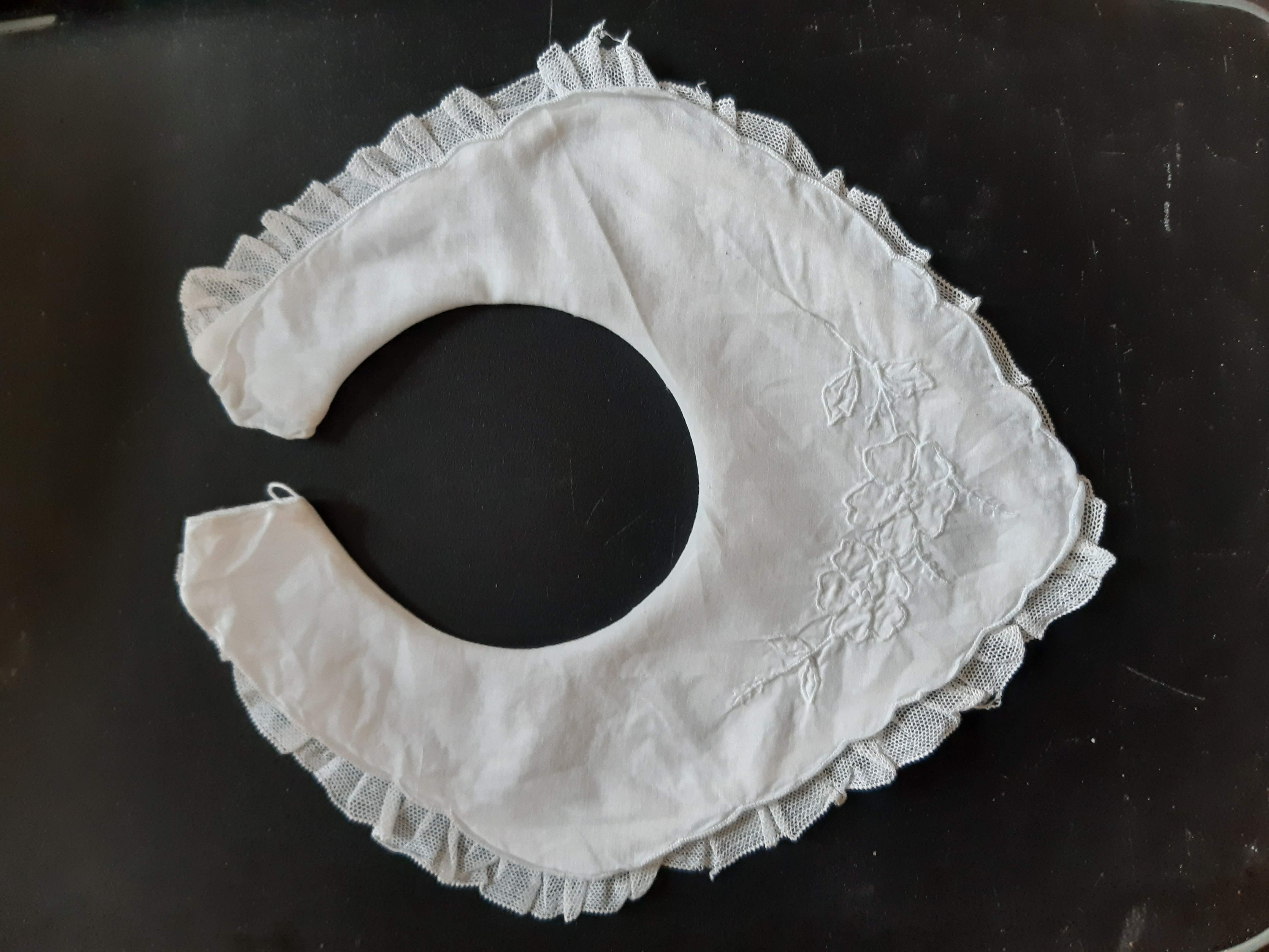 Ancien bavoir brod� forme losangique 8 Nieuil-l'Espoir (86)