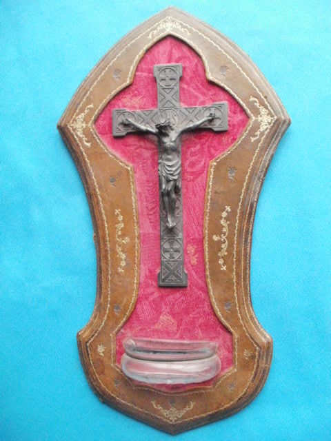 Ancien Benitier avec crucifix, rev�tement cuir Hauteur 32.5 cm 15 Montauban (82)