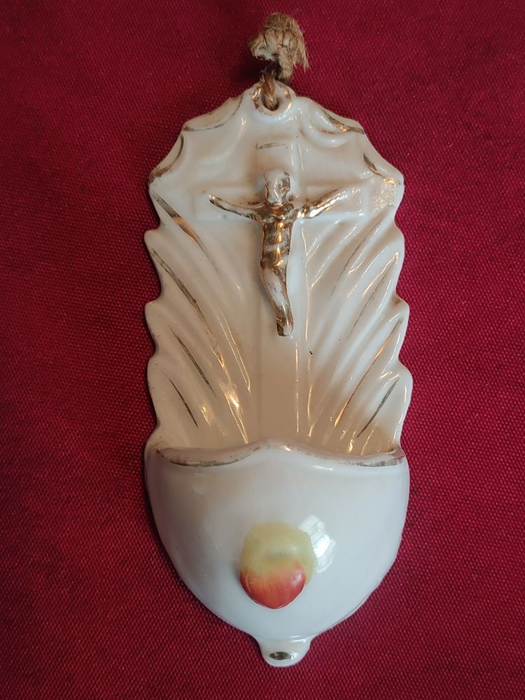 Ancien b�nitier en biscuit sacr�-coeur de j�sus (n�10) 12 Avermes (03)