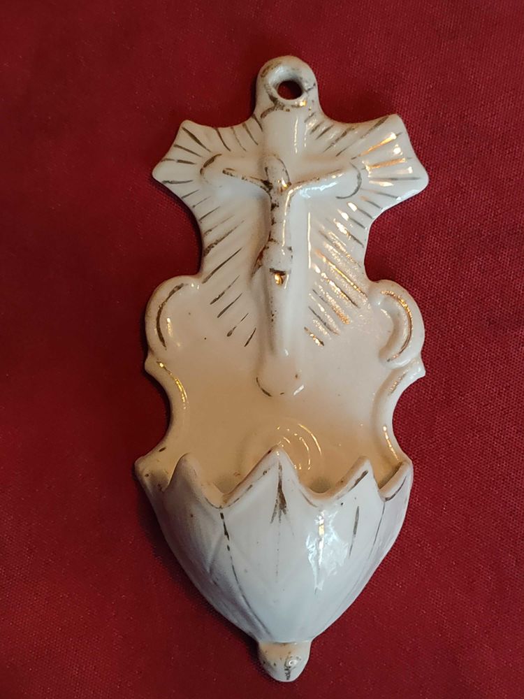 Ancien benitier en biscuit (n�16) 12 Avermes (03)