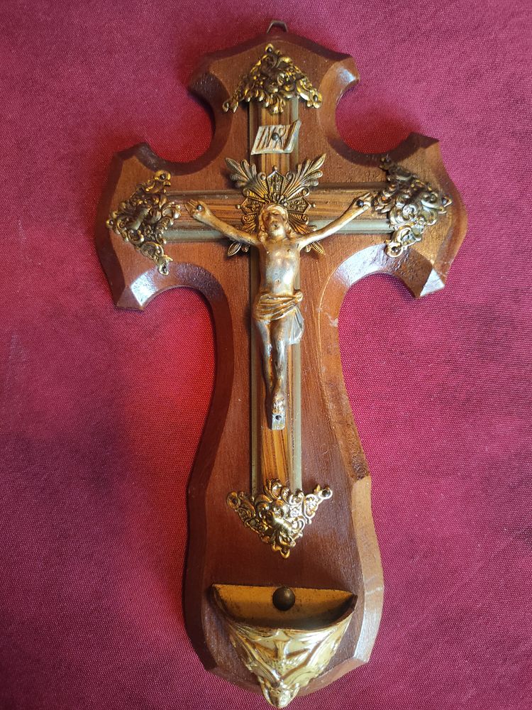 Ancien b�nitier en bois ( n�9) 12 Avermes (03)