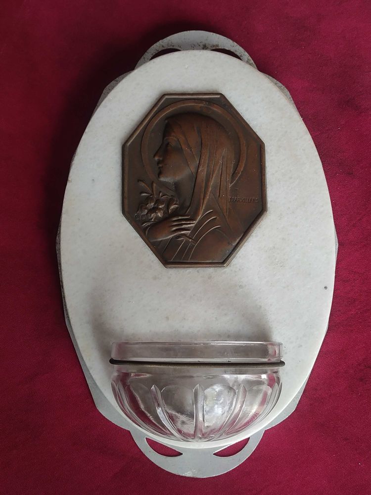 ancien b�nitier en marbre avec m�daillon en bronze (n�11) 18 Avermes (03)