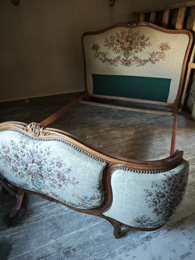 Lit ancien bois sculpt� et tissu fleuri 100 Saint-M�me-le-Tenu (44)