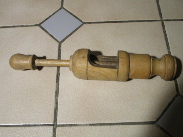 Ancien Bouche Bouteille En Bois  Bouchonneuse 12 Villepinte (93)