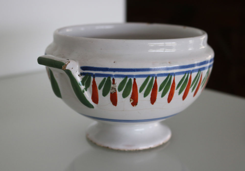 Ancien bol bouillon � oreilles fin 18e, Rouen (?) 25 Fillinges (74)