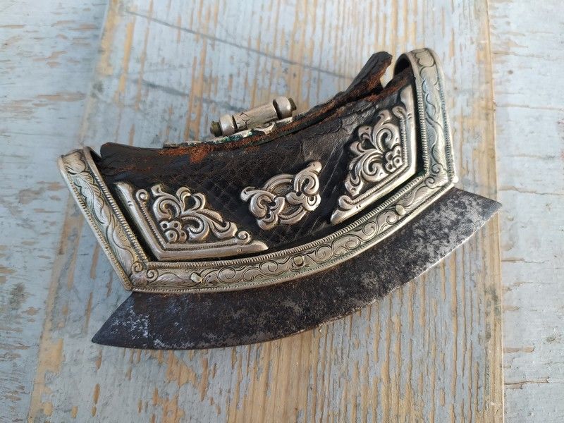 Ancien Briquet Tib�tain Cuir M�tal Argent� Tibet N�pal 
120 Loches (37)