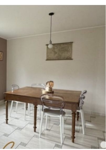 Ancien bureau utilis� comme table � manger 220 Montchanin (71)