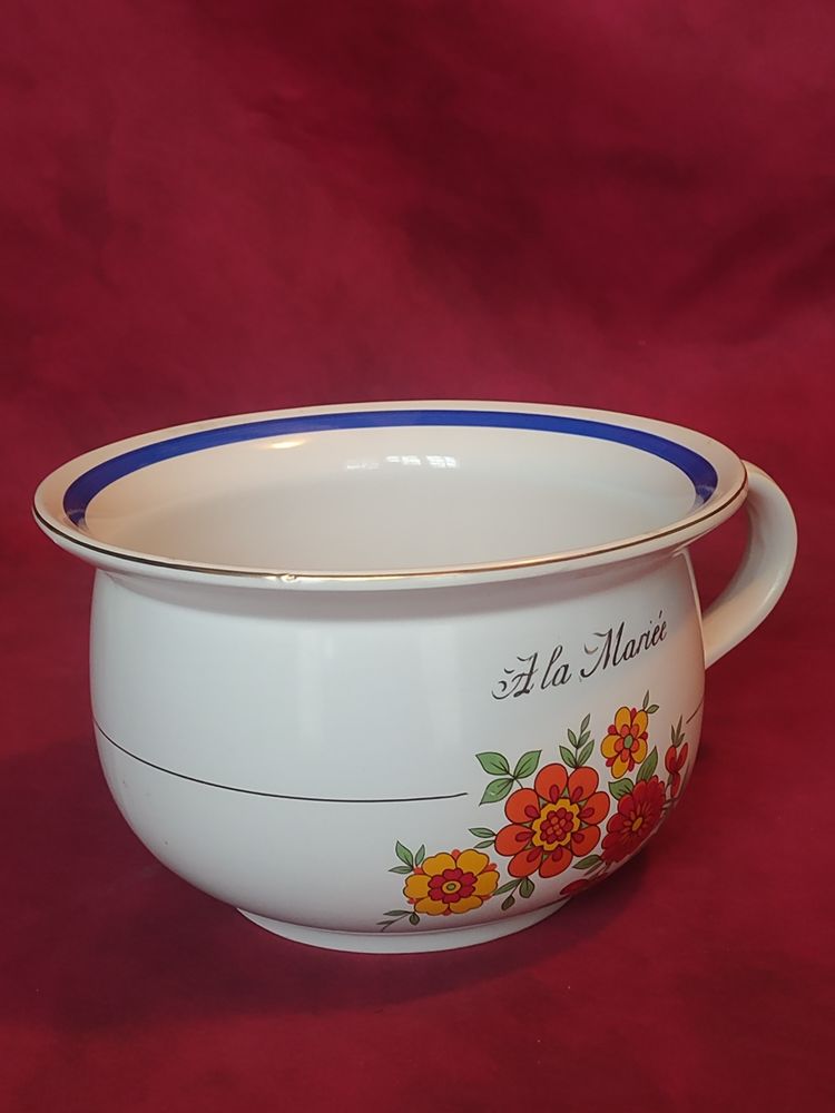 Ancien pot de chambre � la mari�e en porcelaine (n�7) 13 Avermes (03)