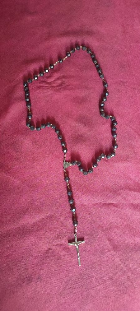 Ancien chapelet en perles noires avec m&eacute;daille et croix Bijoux et montres