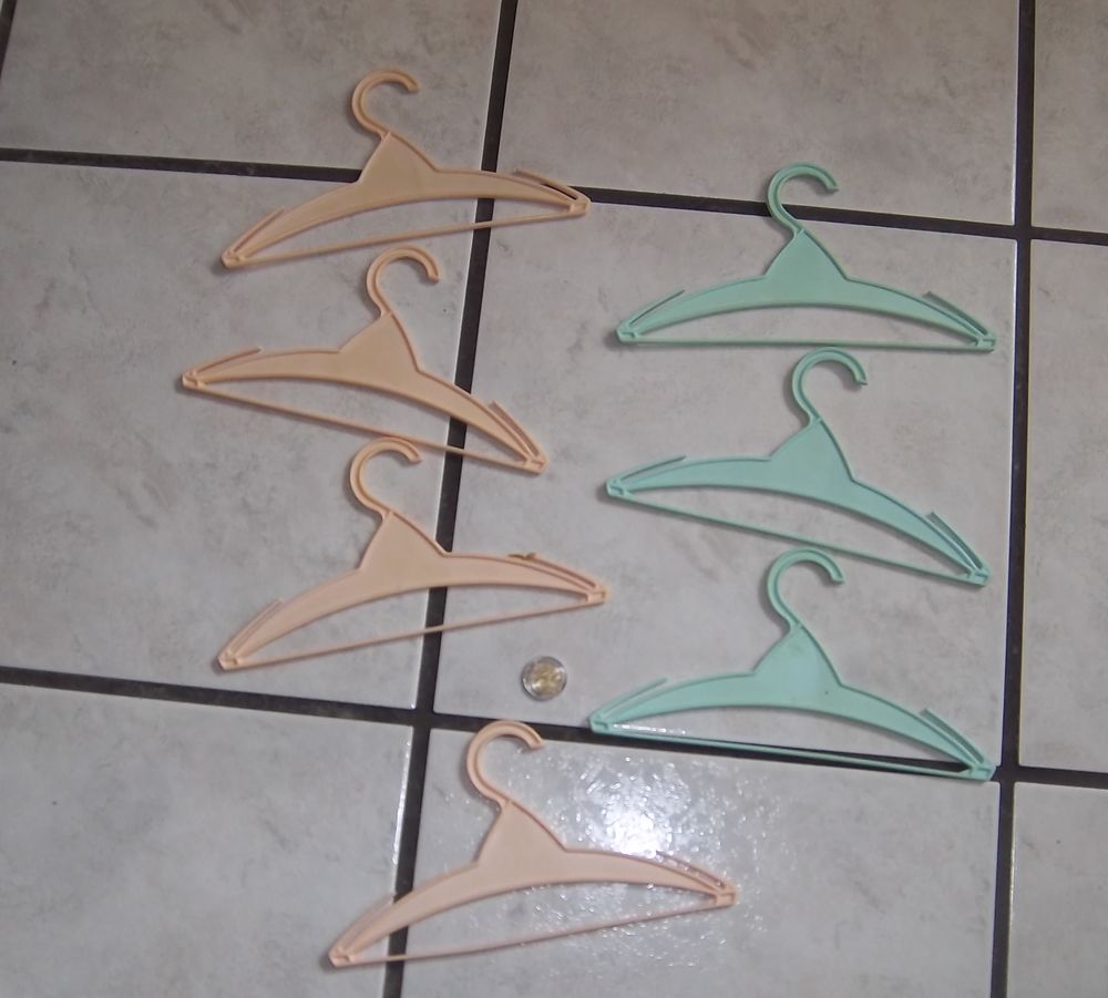 Ancien cintres en plastique poup�e ou b�b� 8 Colombier-Fontaine (25)