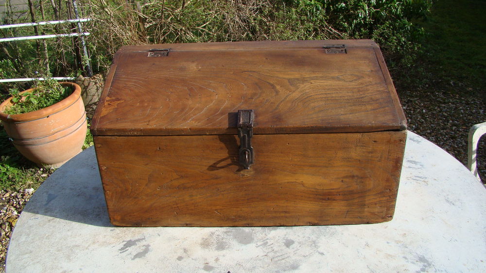 Ancien coffre / caisse en bois de menuisier ann�es 1930
100 Gargenville (78)