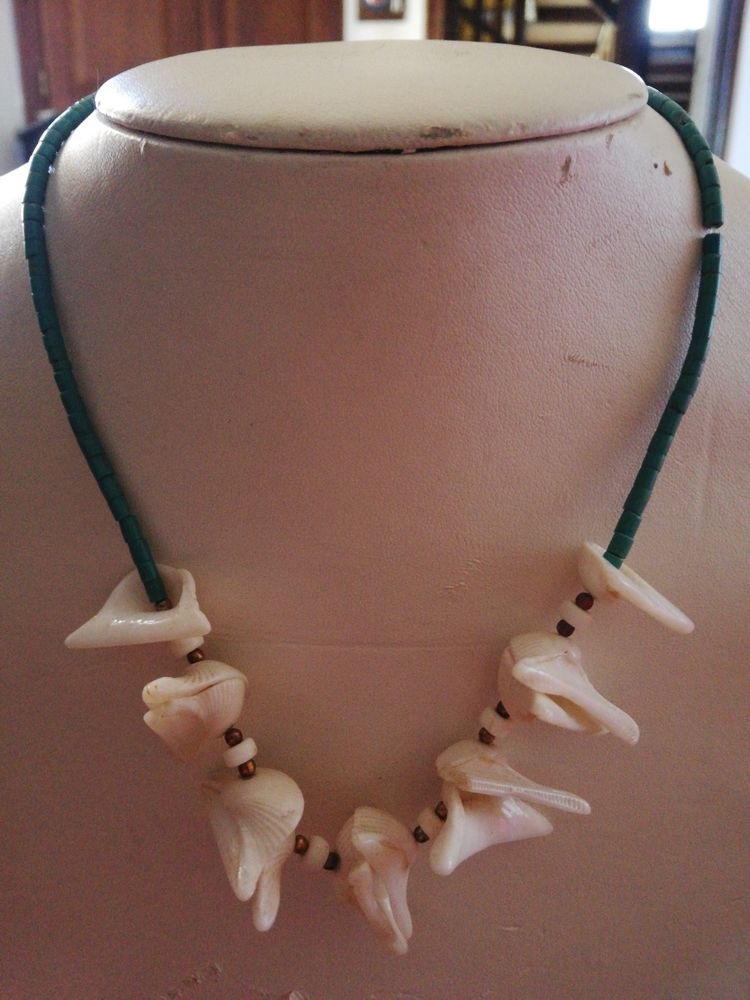 ANCIEN COLLIER coquillage blanc/turquoises/VINTAGE/ann�es 70 15 �cuisses (71)