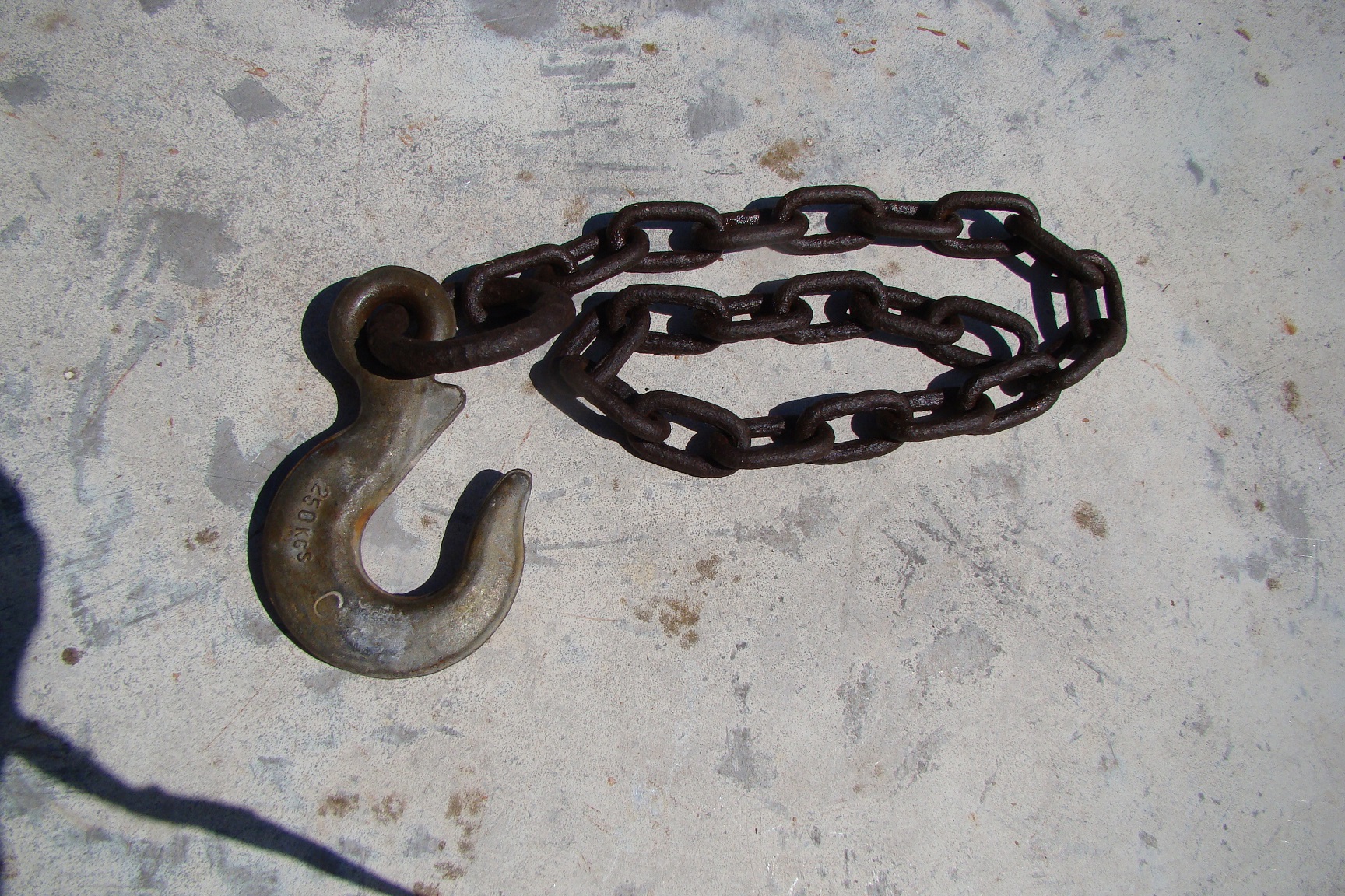 Ancien crochet de levage avec sa cha�ne (250 kg) 20 Gargenville (78)