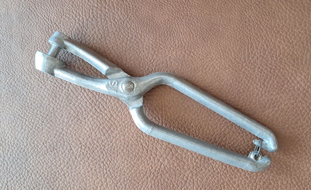 ancien denoyauteur vintage 
marque as 
18x4,5 cm
5 Carnon Plage (34)