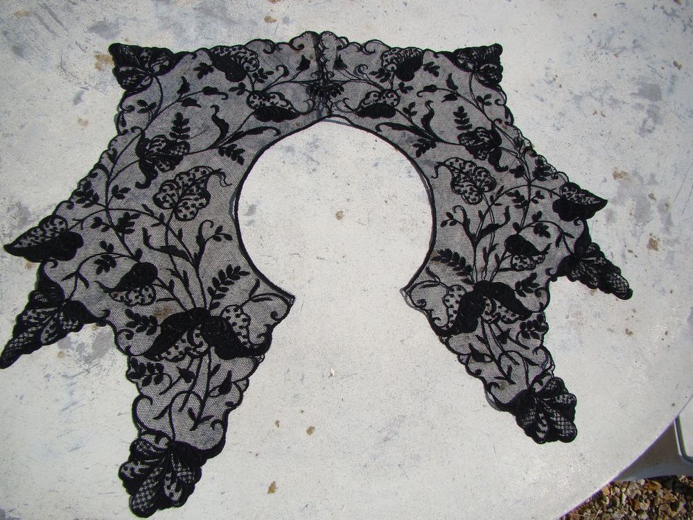 Col ancien en dentelle noire 25 Gargenville (78)