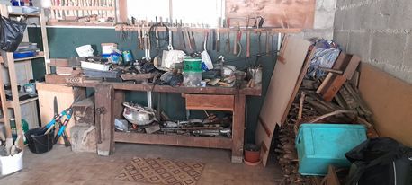 ancien etabli en bois datant de 1940 plus vieux rabots 
1800 Plombi�res-l�s-Dijon (21)