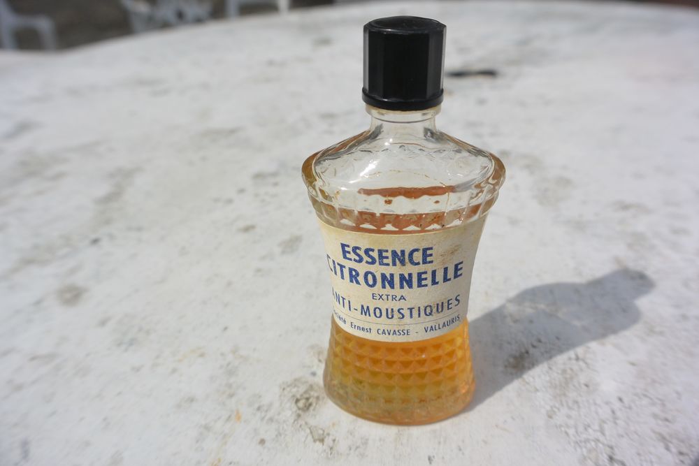Ancien flacon essence de citronnelle - Vallauris ann�es 1950 25 Gargenville (78)
