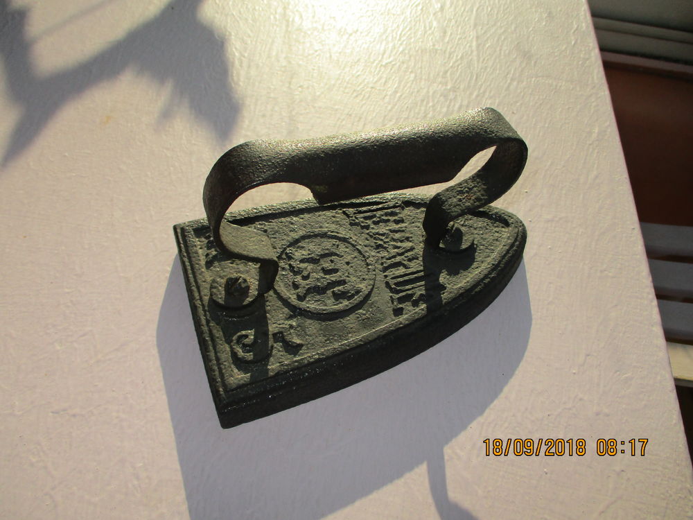 Ancien fer en fonte LE RAPIDE 20 Le Vernois (39)