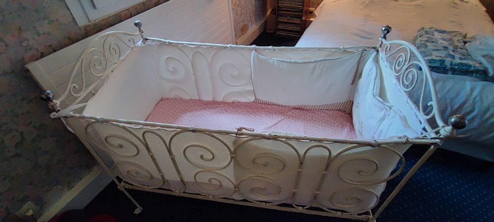 lit ancien  en fer forg� pour  b�b� et enfant 35 Bouaye (44)