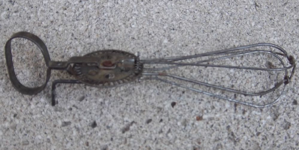 Ancien fouet batteur 10 Colombier-Fontaine (25)