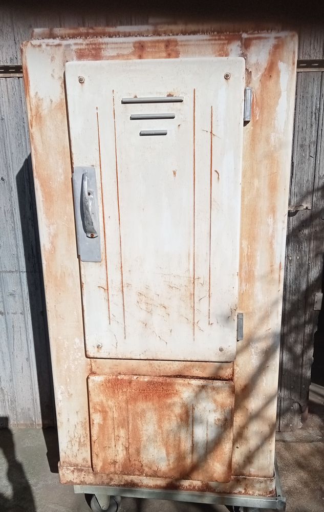 ancien frigo glaci�re en m�tal 80 Loire-sur-Rh�ne (69)