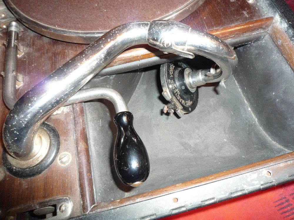 Ancien gramophone portable ann�e 1930 The Gramophone Company 125 Monterblanc (56)