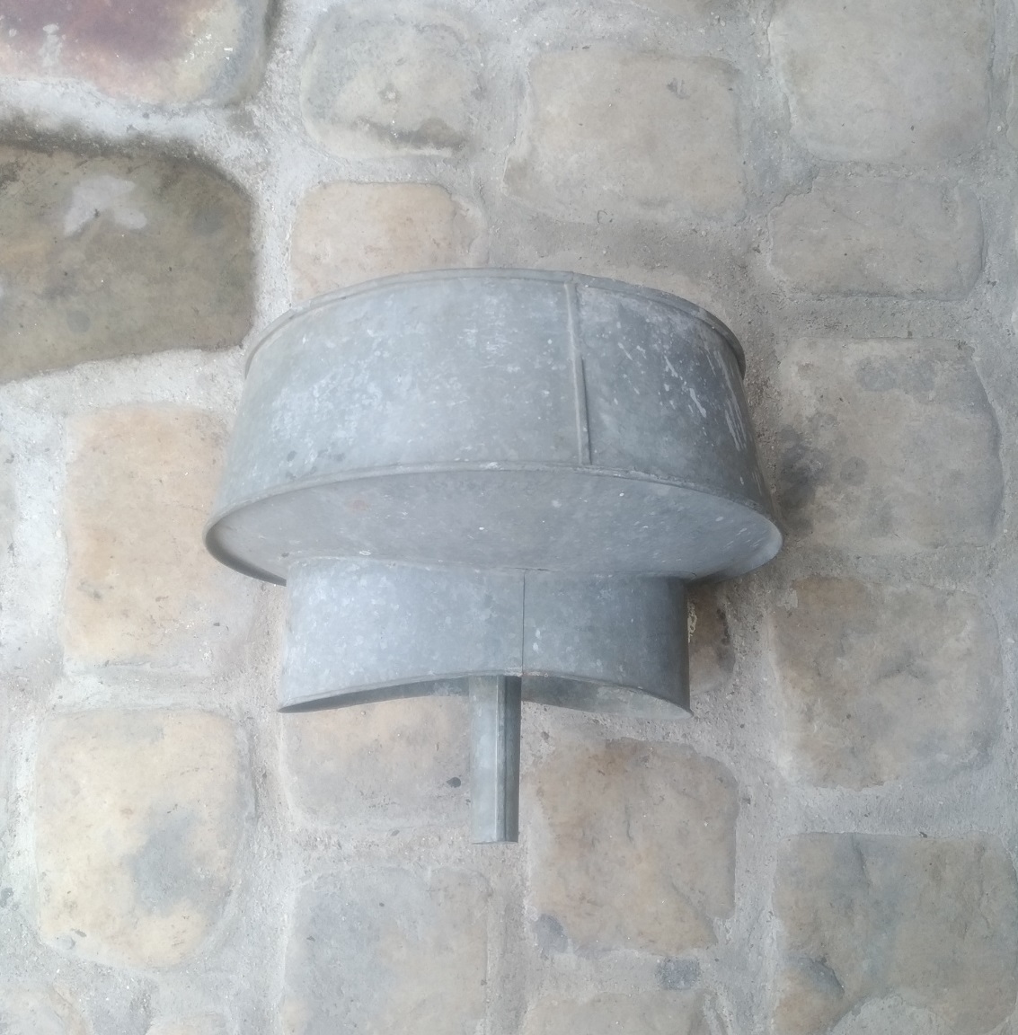 ANCIEN GRAND ENTONNOIR EN M�TAL AVEC ACCROCHE VINTAGE Lot B 69 Sergines (89)