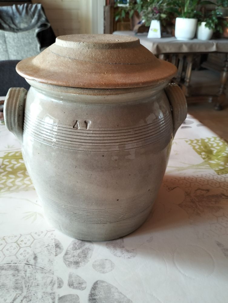 Ancien pot en gr�s 15 Roannes-Saint-Mary (15)