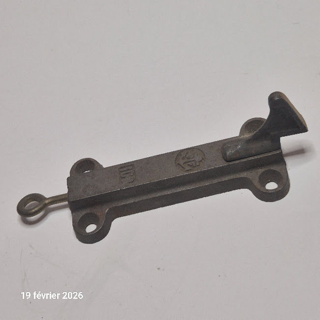 Ancien loqueteau de persienne, volet, porte, en fonte et � c 15 Saumur (49)