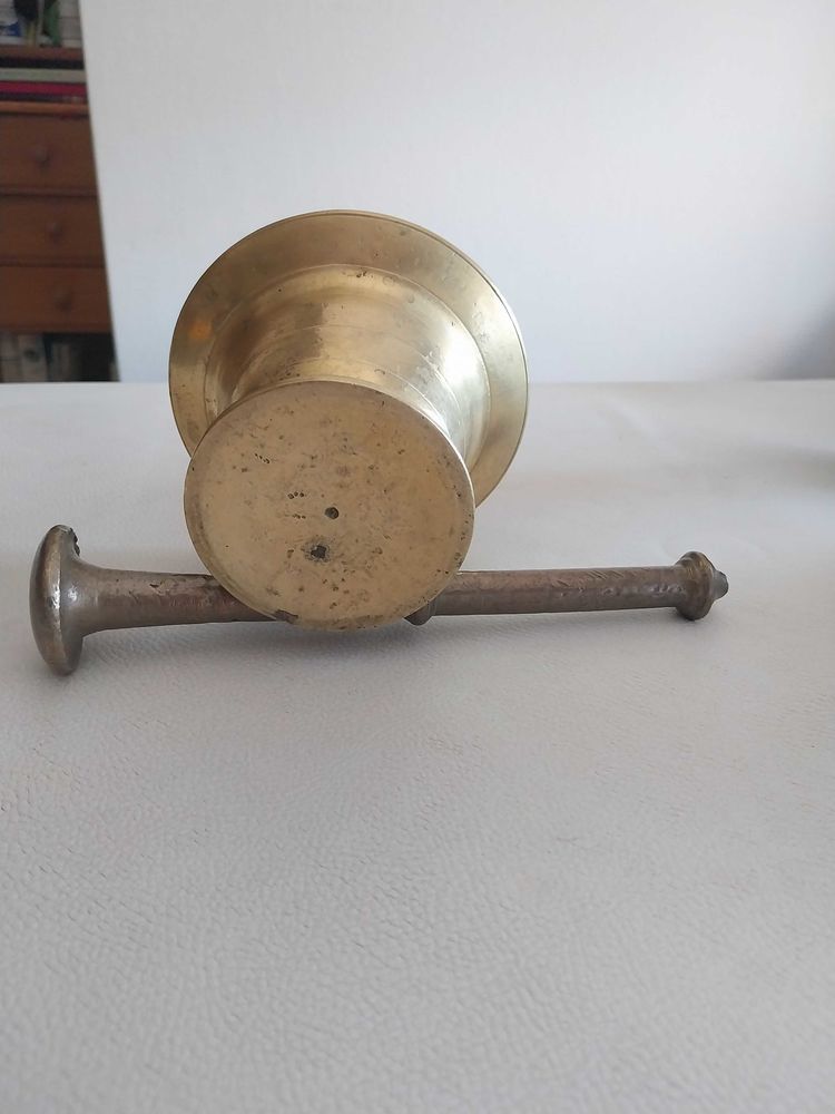 Ancien mortier et pilon en bronze 20 Saint-Jean-du-Falga (09)