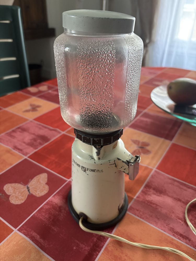 ANCIEN MOULIN A CAFE ELECTRIQUE 20 Loudun (86)