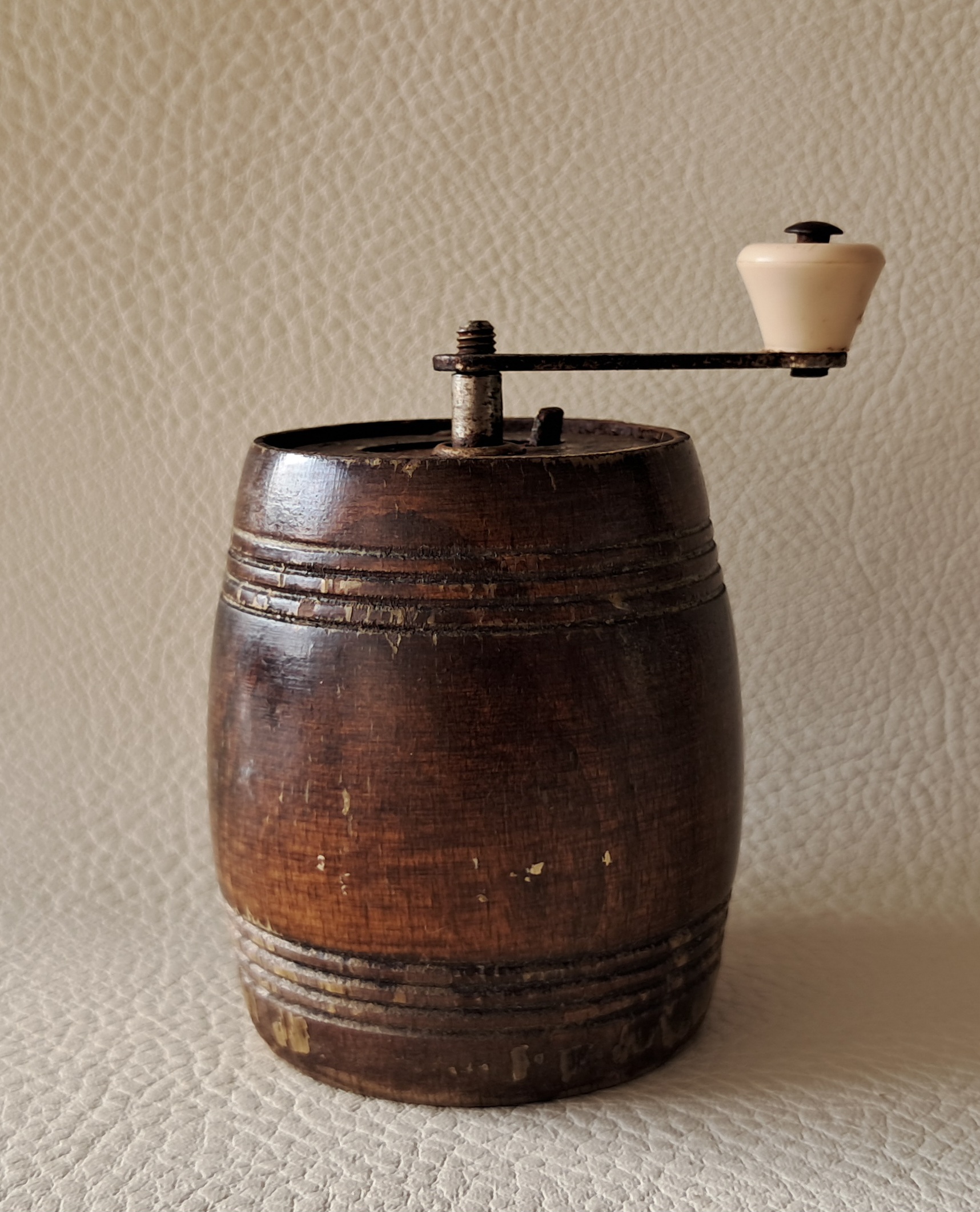 ancien moulin � poivre en bois en forme de tonneau 
marlux 
8 Carnon Plage (34)