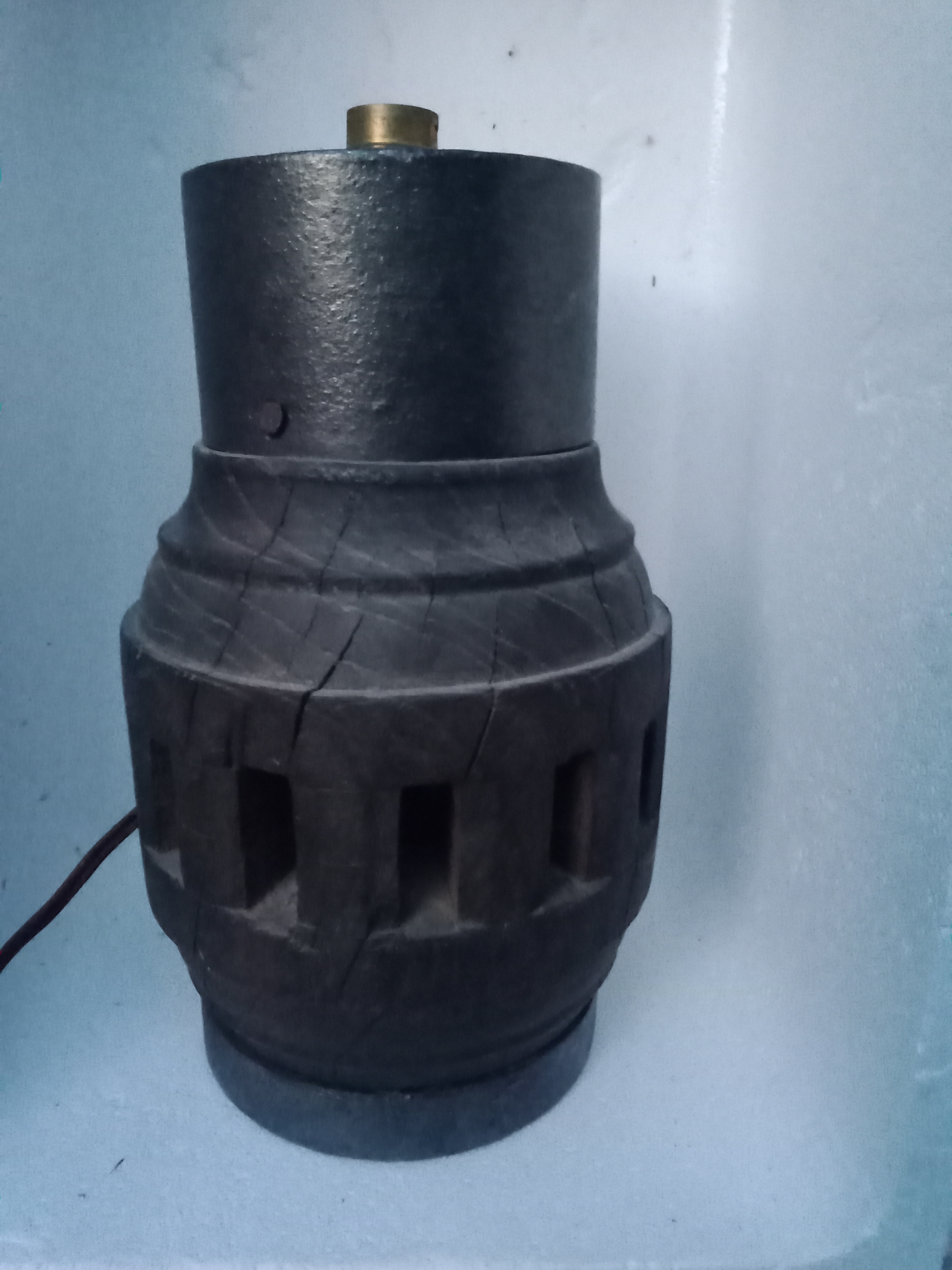 Ancien moyeu de roue de charrette mont� en lampe 25 Beauchamp (95)