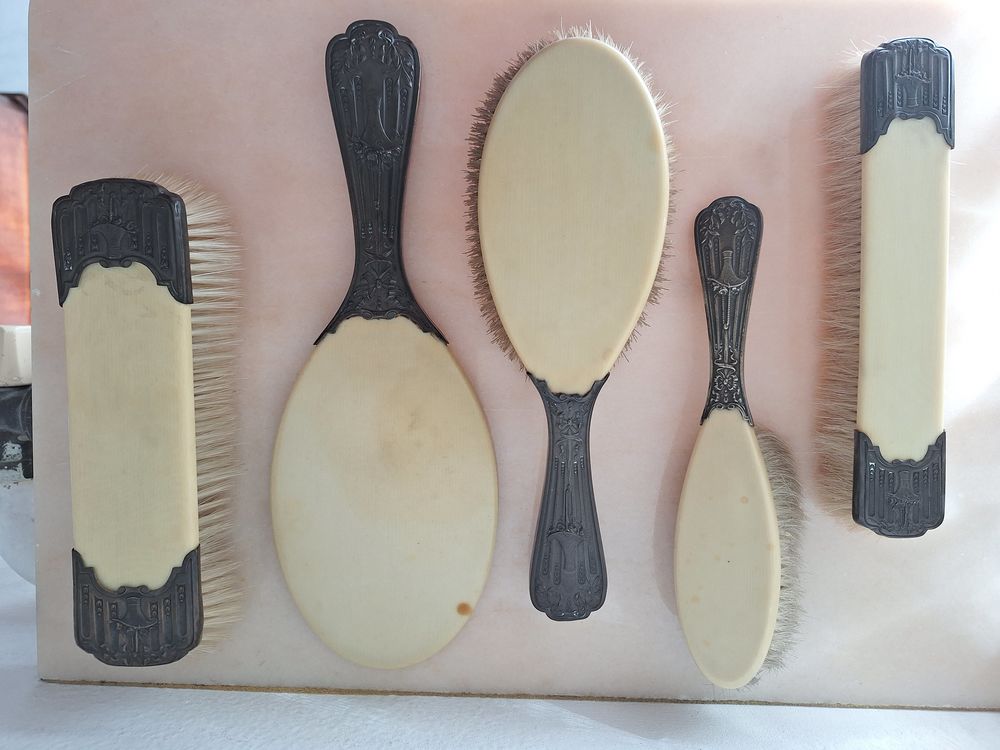 Ancien n�cessaire de toilette avec embout en m�tal 100 Marseille 7 (13)